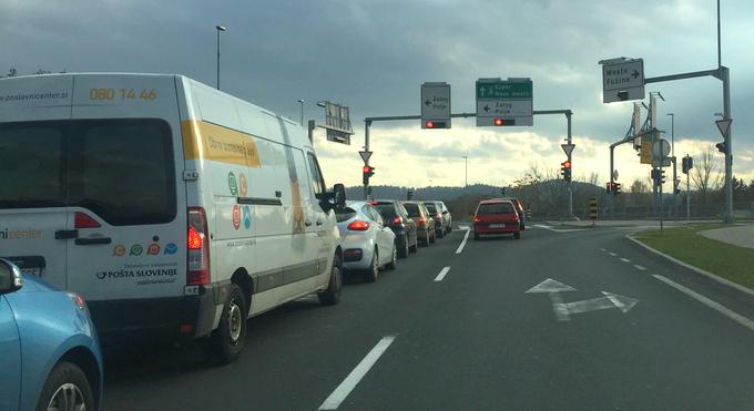 Tudi talna oznaka pred začetkom križišča ne predvideva zavijanja v levo, kar lahko vpliva vsaj na neučinkovito razvrščanje vozil. | Foto: Gregor Pavšič