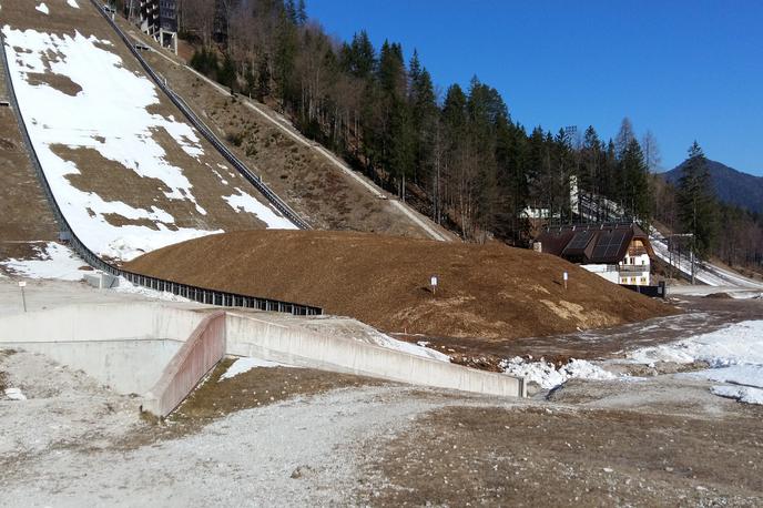 Planica | Skoraj devet tisoč kubičnih metrov snega so pokrili s sekanci in bo počakal do naslednje zime, ko bo Planica gostila svetovno prvenstvo v poletih.