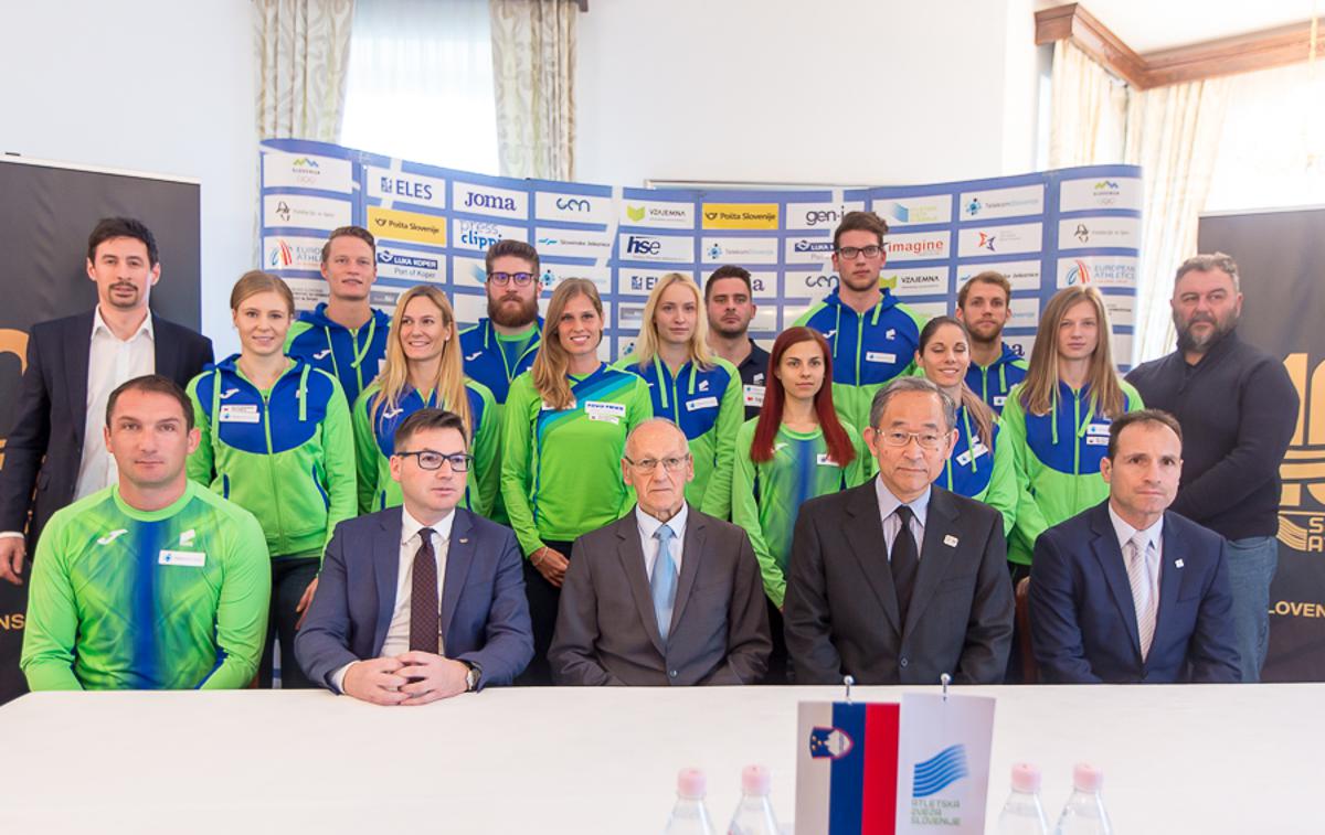 AZS | Najboljši slovenski atleti in atletinje v družbi Primoža Kozmusa, predsednika AZS Romana Dobnikarja, Mira Cerarja, veleposlanika Japonske v Sloveniji Masaharuja Yoshide in podpredsednika OKS Tomaža Barade. | Foto Peter Kastelic/AZS