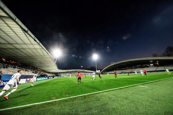 Dvoboj med Slovenijo in Španijo je potekal na praznem mariborskem stadionu. | Foto: Vid Ponikvar