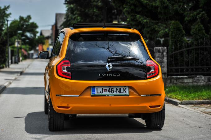 Zadnji kolesi twinga sta 20 milimetrov širši od sprednjih. Črn steklen pokrov prtljažnika oziroma motorja se odpira z dobro skritim gumbkom. | Foto: Gašper Pirman