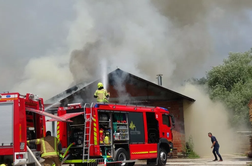 Velik požar pri Domžalah: zagorelo na žagi #video #foto