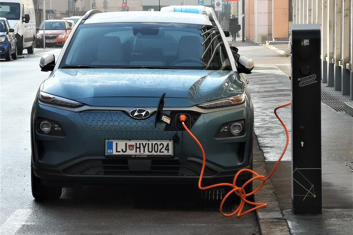 Hyundai kona electric | Do zdaj je bilo v Sloveniji precej preprosto poiskati proste javne električne polnilnice, z napovedano rastjo števila električnih vozil – v enem letu bi jih lahko na naše ceste pripeljalo več kot tisoč (in še nekaj priključnih hibridov) – pa bodo postala prosta polnilna mesta še toliko pomembnejša. | Foto Gregor Pavšič