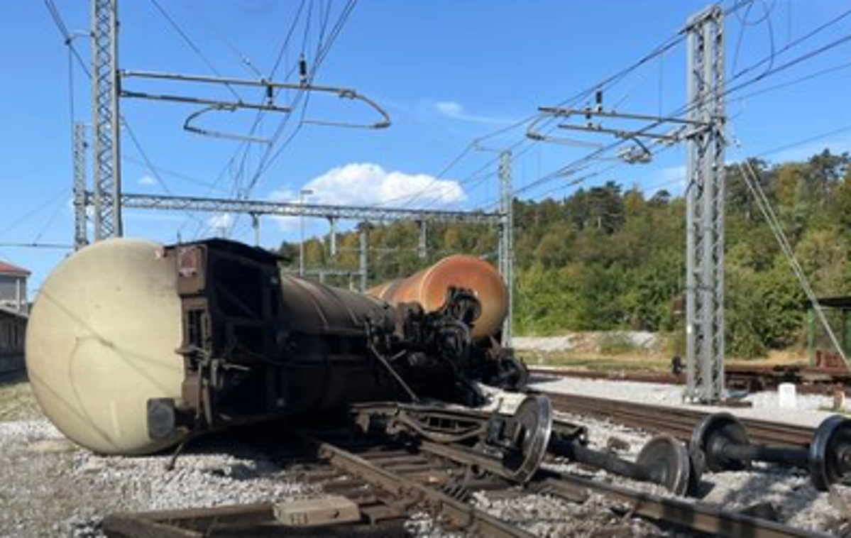 PGD Postojna | Še vedno ni znan vzrok nesreče pri Postojni, kjer se je iztiril in prevrnil vagon z dizelskim gorivom. Škode je za 600 tisoč evrov. | Foto PGD Postojna/IG