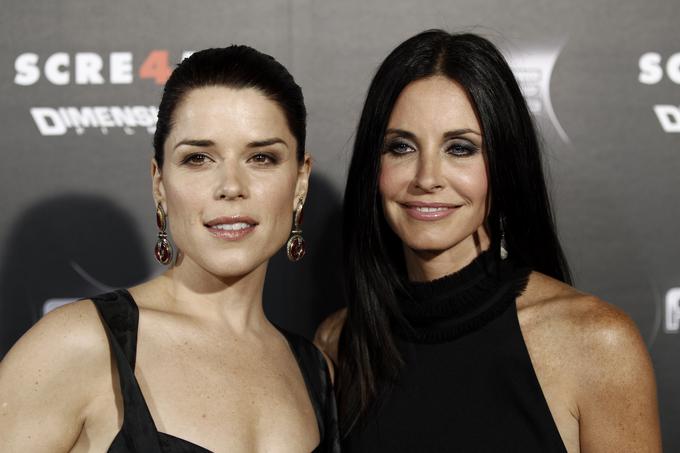 Neve Campbell s soigralko Courteney Cox, ki bo igrala tudi v šestem Kriku. | Foto: Guliverimage/AP