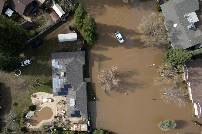 Več tisoč ljudem je bila odrejena evakuacija.  | Foto: Reuters