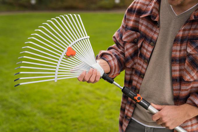 GARDENA combisystem Nastavljive pahljačaste grablje s prilagodljivo razdaljo med roglji omogočajo grabljenje različnega vrtnega materiala. | Foto: Gardena