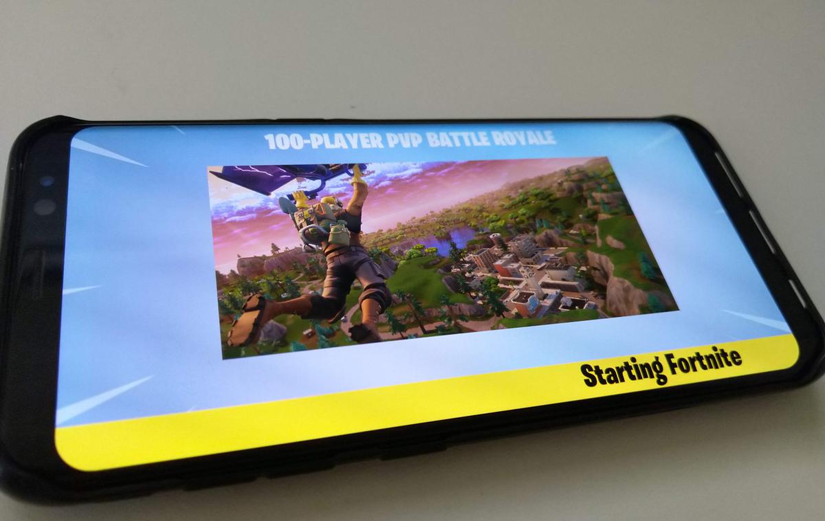 Fortnite | Fortnite Battle Royale ali kar Fortnite je akcijska videoigra, v kateri se do sto igralcev hkrati prek spleta posamično ali ekipno pomeri v t. i. battle royale, boju "do zadnjega". Bitka se dogaja na otoku, igralno območje pa se skrči vsakih nekaj minut, s čimer igra igralce sili na čedalje manjši prostor in spodbuja medsebojne konflikte ter na tak način vzdržuje tempo. Partije Fortnite je konec, ko živ ostane samo še en igralec. Sodelujoči v partiji Fortnite si lahko za dosego zmage pomagajo z orožji, ki jih najdejo na otoku, in z grajenjem preprostih zidov in utrdb. | Foto Matic Tomšič