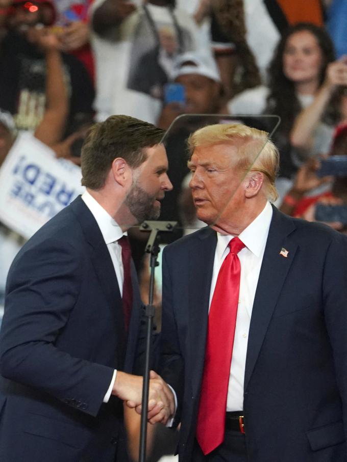 Donalnd Trump in J. D. Vance v času demokratske konvencije obiskujeta ključne države srednjega zahoda in gostita manjše prireditve, na katerih kritizirata demokrate in obljubljata odpravo kriminala v ZDA po zmagi na volitvah, poročajo lokalni mediji. | Foto: Reuters