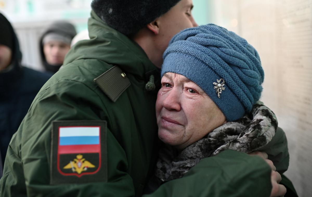 Ukrajina | Mama je svojemu sinu dejala, da mora ostati, saj mora nekdo braniti Rusijo. | Foto Reuters