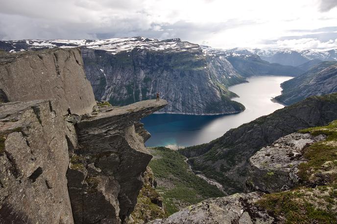 Trolltunga | Napačen korak na robu Trolltunge pomeni več sto metrov prostega pada, ki bi bil skoraj zagotovo usoden. Prvo smrt zaradi zdrsa s pečine so norveške oblasti sicer zabeležile šele leta 2015, ko je bila nerodnost usodna za 24-letno Avstralko.  | Foto Wikimedia Commons