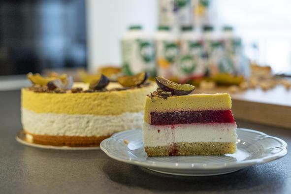 Okusna jesenska sladica: torta s slivami in bučo