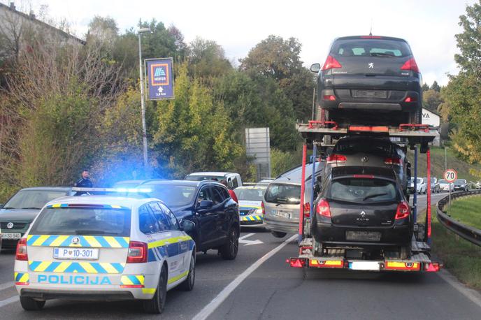 tovornjak nesreča zdrs avta | Vozniku Srbije, ki na tovornjaku ni dobro zavaroval naloženih vozil, so izdali plačilni nalog.  | Foto PU Novo mesto