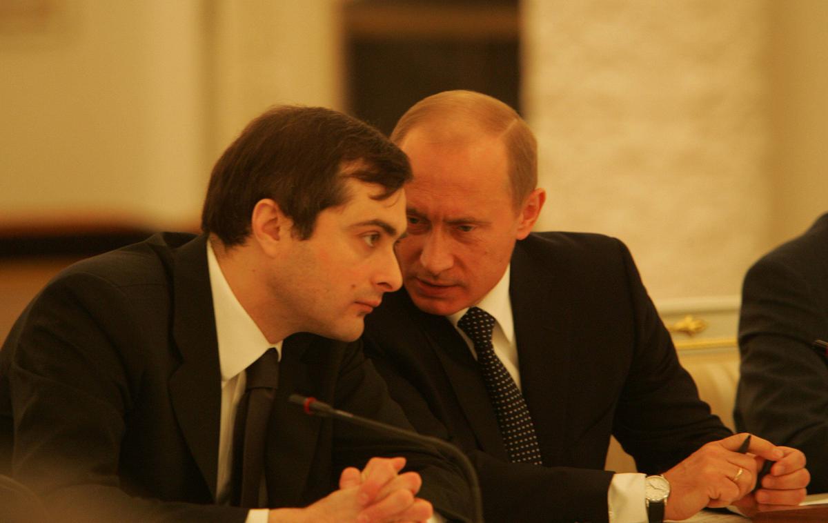 Vladislav Surkov, Vladimir Putin | Vladislav Surkov (levo) in Vladimir Putin (desno) med pogovorom leta 2006. Na tej točki je bil Surkov tesen Putinov sodelavec že sedem let in stkala sta vez, kakršno je ruski predsednik imel le z redkimi posamezniki.  | Foto Guliver Image