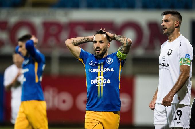 Ko sta se Celje in Olimpija pomerila v zadnjem krogu 1. SNL v sezoni 2019/20, je Celjanom za naslov prvaka zadostovala že točka, Ljubljančani pa so nujno potrebovali zmago. Po razburljivem srečanju, v katerem Mitja Lotrič ni bil zadovoljen s svojo predstavo, sta se tekmeca razšla z 2:2.  | Foto: Grega Valančič/Sportida