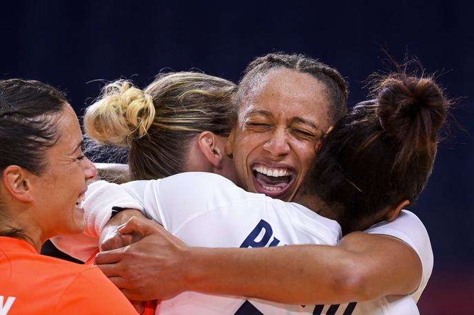 Allison Pineau | Francozinje so nove olimpijske prvakinje v rokometu. Na fotografiji: strelsko najbolj učinkovita Francozinja Allison Pineau s soigralkami.  | Foto Guliverimage