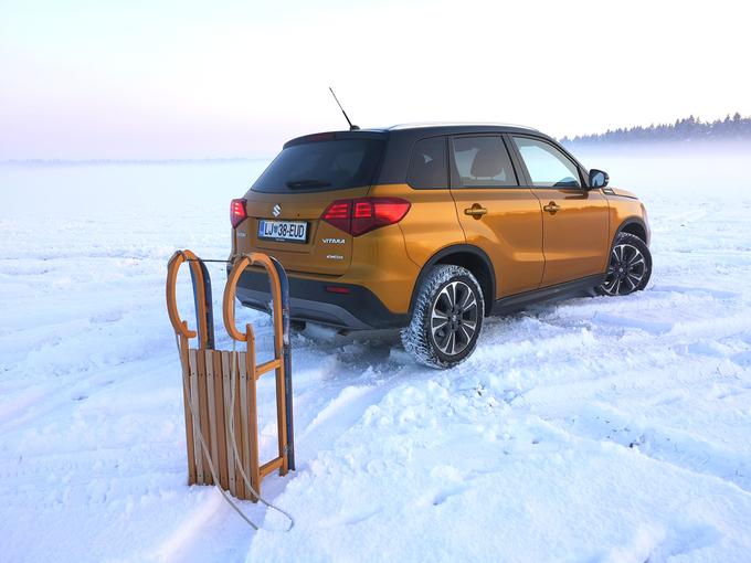 Vitara je obdržala del videza bolj robustnih (in manj športnih) terencev, vseeno pa se je s prenovo dobro podala v ta zelo natrpan prodajni razred. Njen adut je prav štirikolesni pogon in bolj izrazite terenske lastnosti kot pri večini tekmecev. | Foto: Gregor Pavšič