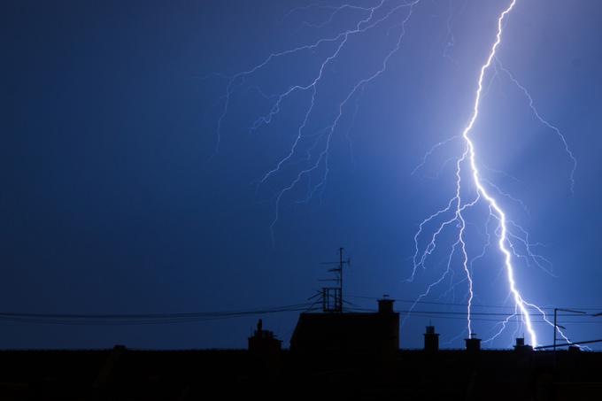 Strela lahko v omrežje prinese veliko več električne energije, kot je prenesejo naši v 230-voltne vtičnice priklopljeni računalniki, omrežni usmerjevalniki, televizorji, hladilniki in igralne konzole. | Foto: Thinkstock