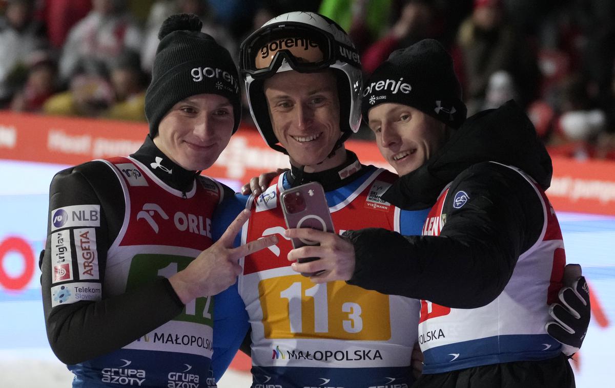 Zakopane Domen Prevc Peter Prevc Lovro Kos |  Domen Prevc, Peter Prevc in Lovro Kos so bili zadovoljni že pred zadnjim skokom Anžeta Laniška. | Foto Guliverimage