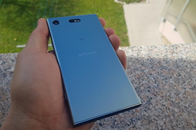 Nobene pripombe nimamo glede kakovosti izdelave pametnega telefona Xperia XZ1 Compact. Čeprav je plastičen, oddaja zelo premijsko avro, občutek pri držanju naprave v dlani pa je fantastičen.  | Foto: Matic Tomšič