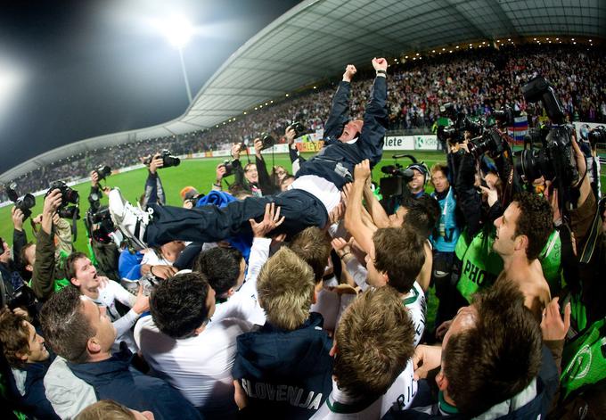 Matjaž Kek na rokah slovenskih reprezentantov po nepozabni zmagi nad Rusijo (1:0), s katero se je Slovenija leta 2009 uvrstila na svetovno prvenstvo v Južno Afriko. | Foto: Vid Ponikvar