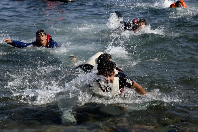 Migranti s čolna, ki je obstal sredi morja na poti iz Turčije v Grčijo, v bližini obale Lesbosa.  | Foto: Guliverimage