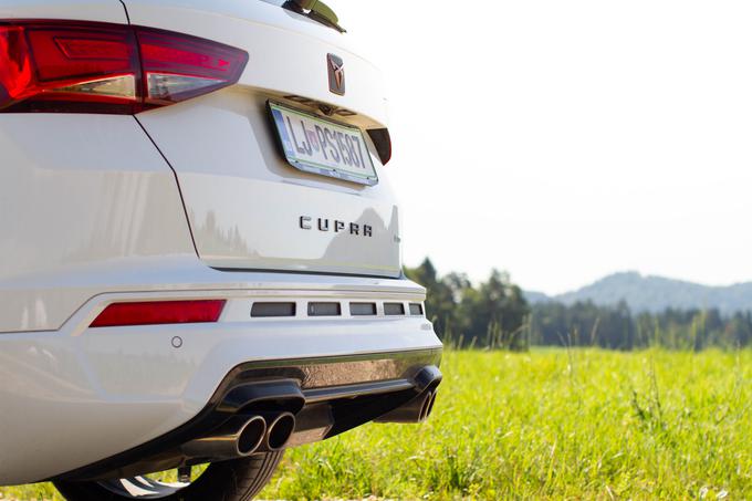 V dodatni posebni različici je cupra ateca spomladi na salonu v Ženevi dobila tudi Akrapovičev izpuh. Tudi testnemu avtomobilu ne bi škodil. | Foto: Sven Godler Majerle