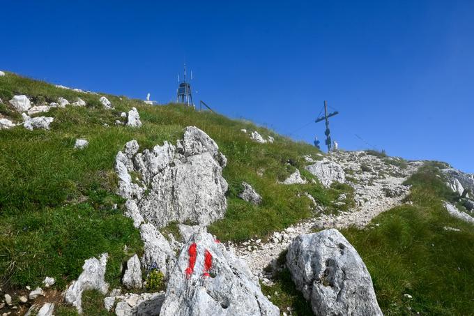 Ko dve uri hodiš v oblaku in se ti le nekaj metrov pod vrhom pokaže sonce! | Foto: Matej Podgoršek