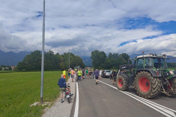 Traktorji | Dolgo pričakovano cesto so odprli v začetku meseca, kmetje pa so zaradi prometne ureditve takoj izrazili nezadovoljstvo. | Foto STA