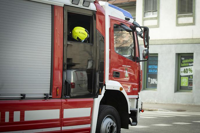 Gasilec |  Požar se je razširil in poškodoval še sosednji vozili na parkirišču. | Foto Ana Kovač