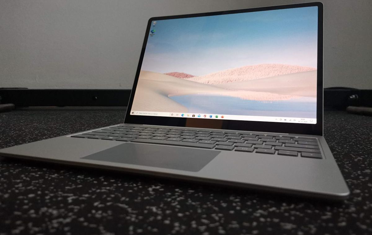 Microsoft Surface Laptop Go | Microsoft Surface Laptop Go je stilsko zelo dovršen prenosni računalnik, ki zaradi dobre kakovosti izdelave daje vtis, da je precej dražji kot v resnici.  | Foto Matic Tomšič