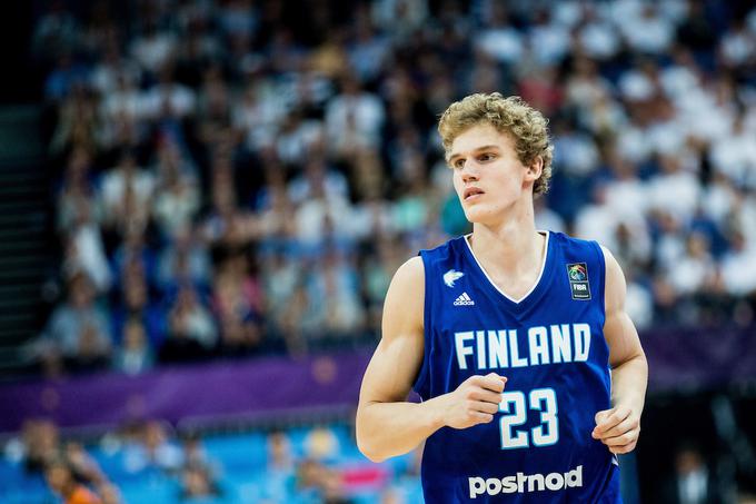 Šele 20-letni Lauri Markkanen je velika nevarnost za slovensko obrambo. | Foto: Vid Ponikvar