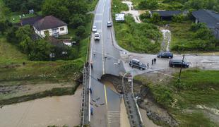 Izredne razmere: Srbijo prizadeli obilno deževje in poplave #video