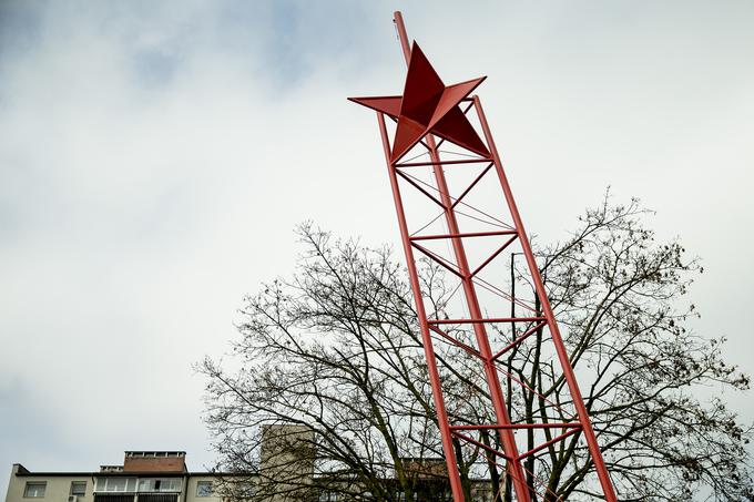 Leta 1991 so jih zaradi ideoloških razlogov pod pretvezo prenove nezakonito odžagali. Letos maja so tri od sedmih jamborov vrnili na njihova izhodišča. V današnji Ljubljani tako spet stojijo ob Tržaški, Šmartinski (na fotografiji) in Litijski cesti. | Foto: Ana Kovač