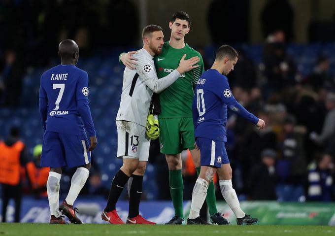 Jan Oblak in Thibaut Courtois sta se v karieri pomerila že večkrat. Tudi takrat, ko je Belgijec še branil za Chelsea. Ko se je Courtois leta 2014 iz Madrida vrnil v London, je s tem odprl vrata Škofjeločanu, da se pridružil Atleticu. | Foto: Reuters