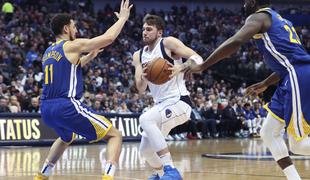 Dončić navdušil proti prvakom lige NBA, ki jih je rešil čarobni Curry