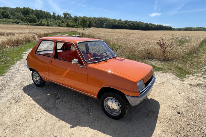 Renault 5 | Renault 5 je bil sprva dolg 3,5 metra in je tehtal le 730 kilogramov. Poganjal ga je 782-kubični štirivaljnik z močjo 36 “konjev”. | Foto Gregor Pavšič