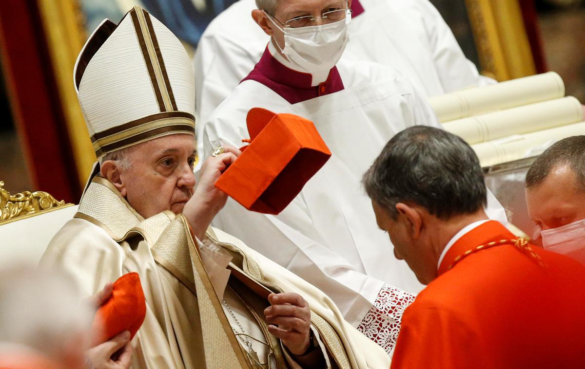 Papež Frančišek imenuje nove kardinale | Papež Frančišek je imenoval trinajst novih kardinalov, ki prihajajo iz osmih držav. Na fotografiji je poleg papeža Maltežan Mario Grech. | Foto Reuters