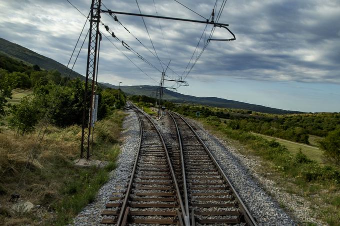 Cepišče Prešnica, kjer se proga za Pulj (levo, neelektrificirana) loči od veliko pozneje zgrajene proge za Koper (desno, elektrificirana). | Foto: Ana Kovač