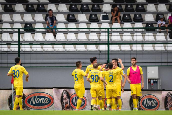 NK Mura NK Domžale | V Domžalah zaradi pozitivnega testa koronavirusa odhajajo v karanteno. | Foto Blaž Weindorfer/Sportida