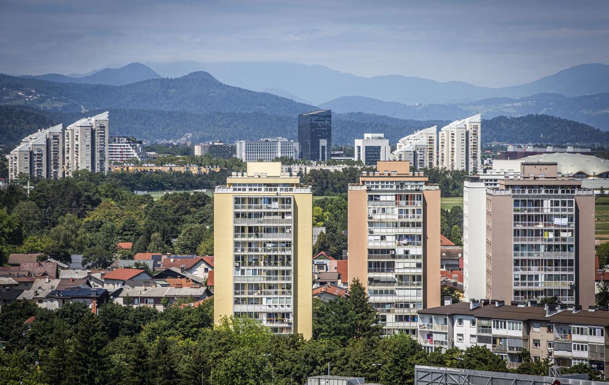 Nepremičnine bloki stanovanja stanovanje | Ljubljanski policisti so obravnavali nesrečo pri delu.  | Foto Bojan Puhek