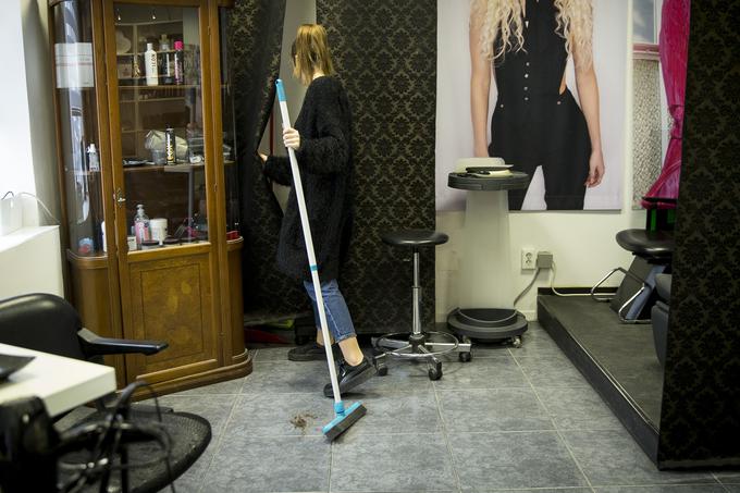 Danes je to, da ima frizer svoj salon, kar nekakšna nuja, pove Goran. "Danes frizerji zelo težko koga vzamejo v službo. Gre za mlade ljudi, ki še nimajo svojih strank in v salonu vsaj na začetku vsaj za eno leto povzročijo samo strošek. Težko je nekoga zaposliti le zato, da ti bo zgolj pospravljal in se izobraževal, saj mu svojih strank zaradi pomanjkanja izkušenj še ne moreš dati," pojasni Goran. | Foto: Ana Kovač