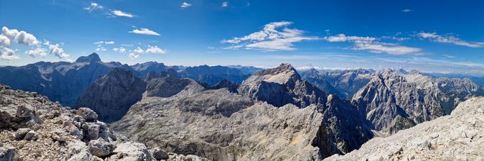 Razgled z vrha: Triglav, Stenar, Križ, Razor, Prisojnik, Jalovec, Mangart (od leve proti desni) | Foto: Matej Podgoršek