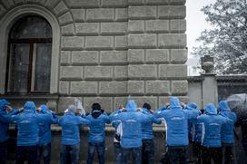 protest policistov pred vlado