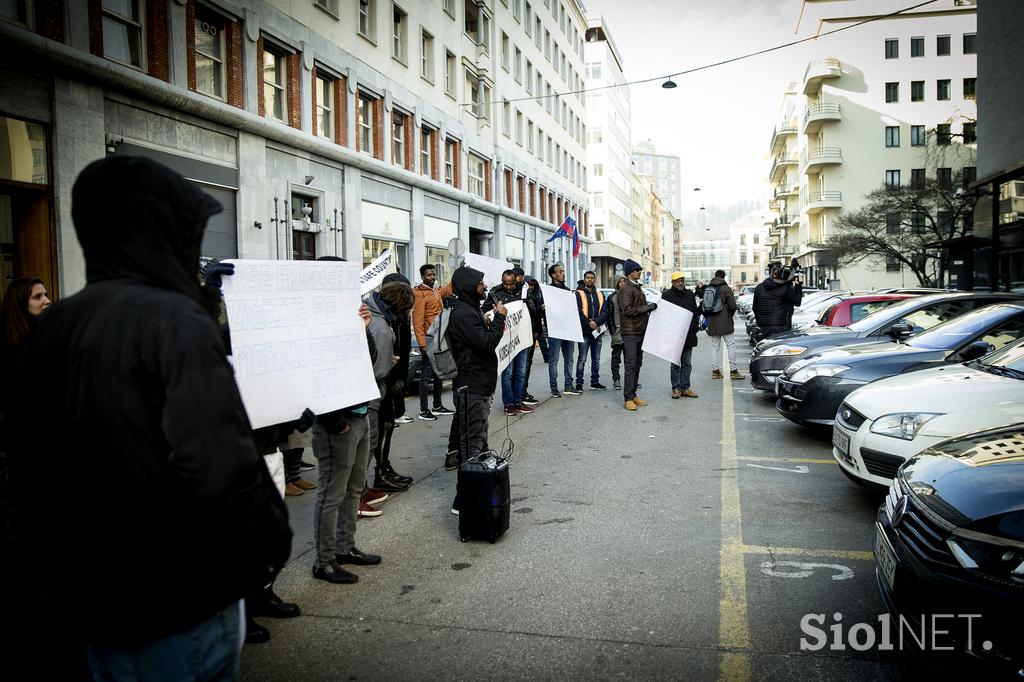 Protesti zaradi azilne politike