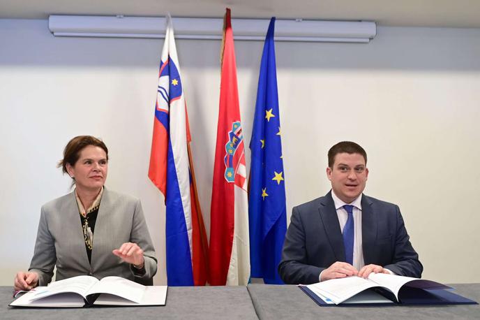 Alenka Bratušek in Oleg Butković | Ministrica za infrastrukturo Alenka Bratušek in hrvaški minister za morje, promet in infrastrukturo Oleg Butković sta podpisala sporazum med slovensko in hrvaško vlado o izgradnji cestnega mostu čez potok Kamenica med naseljema Božakovo in Obrež. | Foto STA