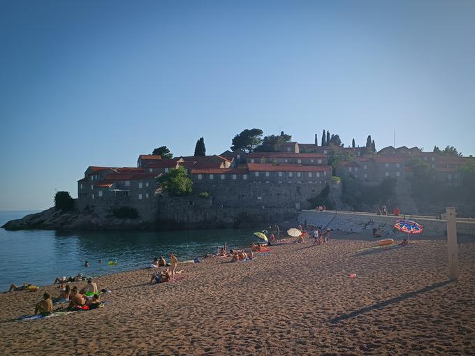 Na otok Sveti Štefan trenutno ni mogoče priti.  | Foto: Ksenija Mlinar