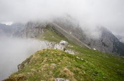 Kaj storiti, če nas v gorah ujame nevihta? Dokaj varno tudi na melišču.