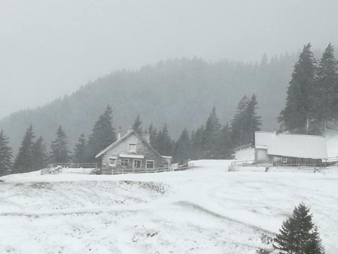 30. maja je Šijo spet pobelil sneg, a oskrbnika računata, da ga bo odnesel že sončen petek.  | Foto: Facebook