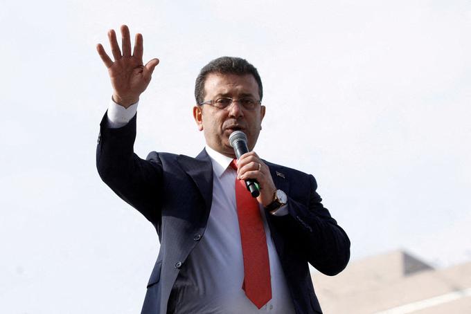 Ekrem Imamoglu je med približno peturnim zaslišanjem na policiji odločno zavrnil obtožbe o sodelovanju s teroristično organizacijo. | Foto: Reuters